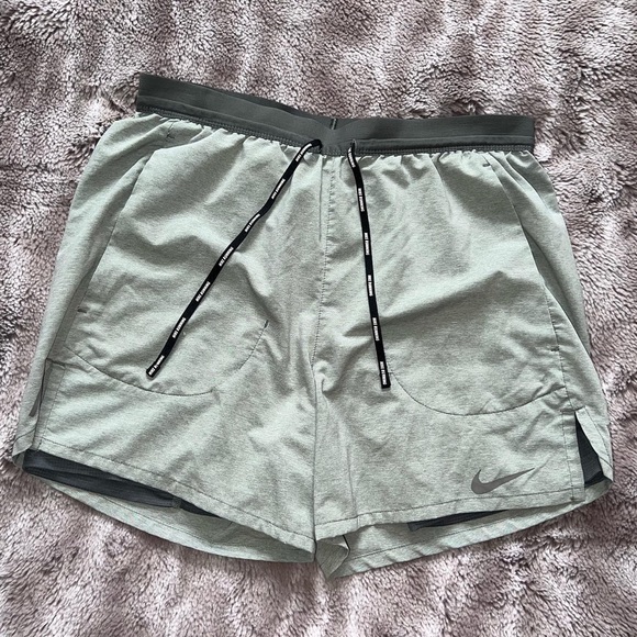 NIKE Shorts Size Small - Picture 2 of 4